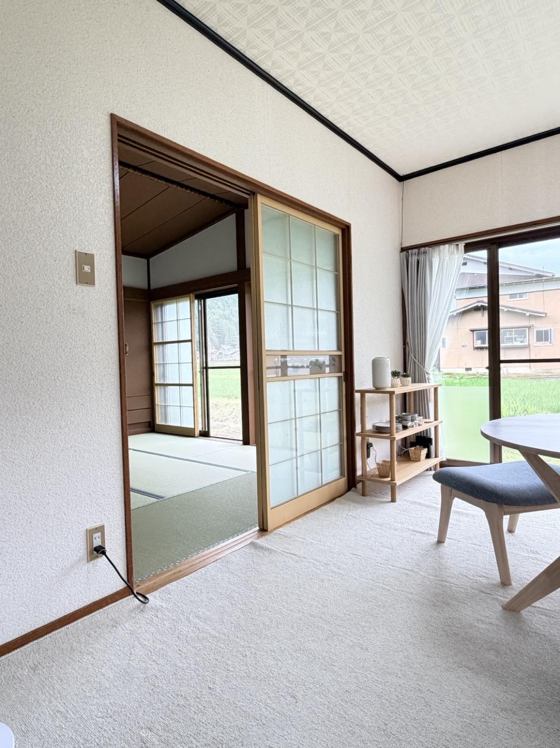 田園を望む明るい居間